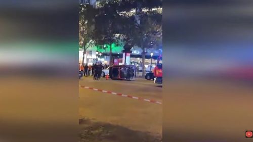 VIDEO Paris: O șoferiță a trecut pe roșu și a lovit grav cu mașina patru trecători pe Bulevardul Champs-Elysees / Vehiculul s-a răsturat și a târât o victimă / Femeia ar fi consumat protoxid de azot