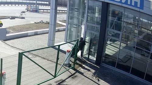 Imagini video publicate de CNN arată cum soldații ruși împușcă de la spate doi civili neînarmați, în timpul unui jaf la o reprezentanță auto din jurul Kievului