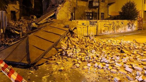 VIDEO O clădire monument istoric s-a prăbușit în Capitală. Mai multe persoane au fost evacuate