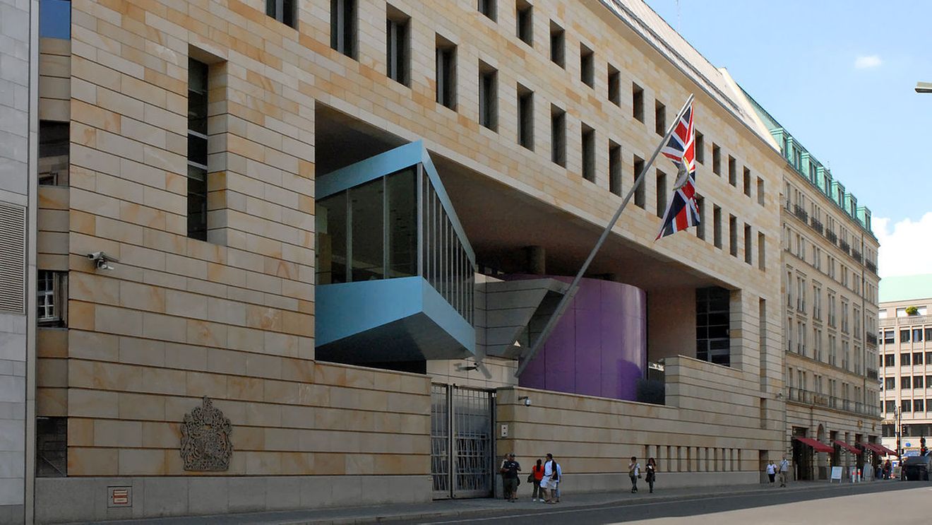 Un agent de securitate de la ambasada britanică din Berlin inculpat pentru spionaj în favoarea Rusiei/ Germania a expulzat 40 de diplomați ruși pe care i-a acuzat că sunt spioni