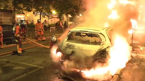 În toiul unei noi nopți de revolte în Franța, mai mulți indivizi cu cagule au încercat să elibereze deținuți din închisoarea Fresnes