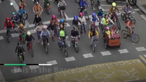 VIDEO Cum să-i faci să sară din pat de dragul școlii? „Bicibus”, convoiul de sute de elevi-bicicliști și trafic închis 25 minute pe străzi în Barcelona/ „Transportul activ” nu este străin Bucureștiului/ „Atunci când copiii sunt importanți, politicul se schimbă”