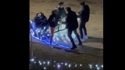 VIDEO Cinci tineri, filmați în timp ce călăreau și mimau sexul cu renii ornamentali de la târgul de Crăciun din Beiuș / Băieții au fost identificați și amendați