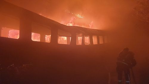 UPDATE Un incendiu a izbucnit în Gara Basarab, pe Calea Giulești/ 12 vagoane au fost cuprinse de flăcări/ ISUBIF intervine cu 11 autospeciale de stingere