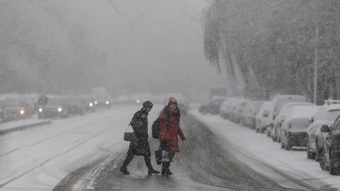 Nicușor Dan: În prima zi de ninsoare din acest sezon, în Capitală nu au fost probleme majore în trafic. După-amiaza s-a circulat rău pentru că vizibilitatea nu este bună
