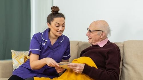 O companie de servicii de îngrijire din Londra se oferă să angajeze 500 de refugiați afgani