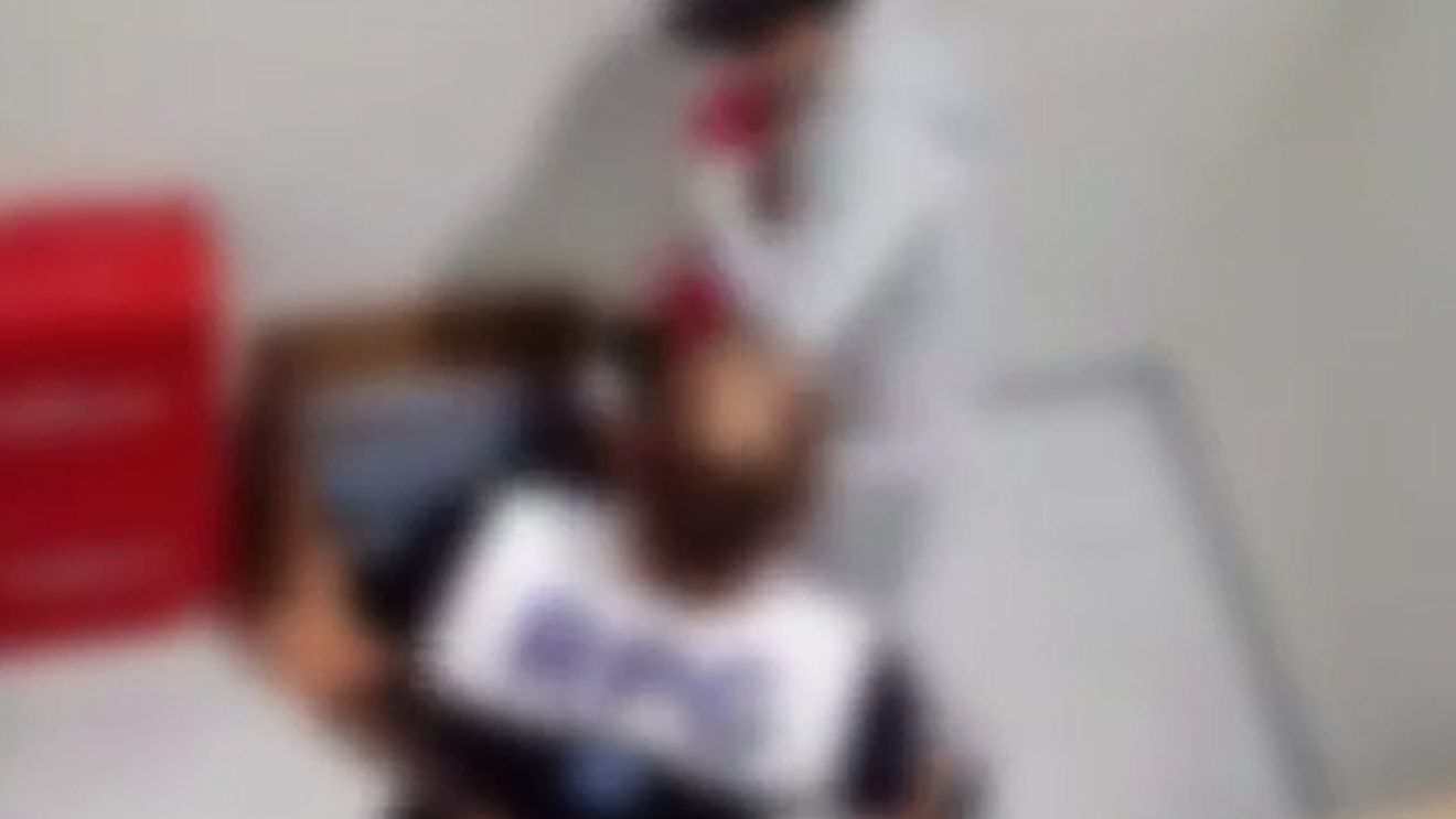 VIDEO Agent de securitate din București reținut pentru purtare abuzivă / Ar fi pălmuit un suspect de furt după ce l-a interceptat în afara unui magazin din Capitală