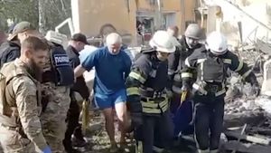 Cum a lăsat un atac cu rachete rusești un sat întreg de orfani în Ucraina