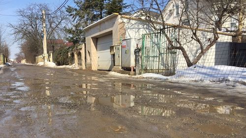 FOTO: O stradă din Sectorul 1 al Capitalei arată ca în Evul Mediu, în timp ce primarul Tudorache cheltuiește 3,2 milioane de lei pe excursii electorale pentru pensionari