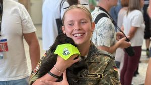 Piloții Forțelor Aeriene, alături de căței la conferința de presă BIAS 2025. Mesaj puternic pentru adopția animalelor: ”Ne-am dori ca toți acești căței să aștepte, la terminalul plecări, zborul către o familie iubitoare” (FOTO)