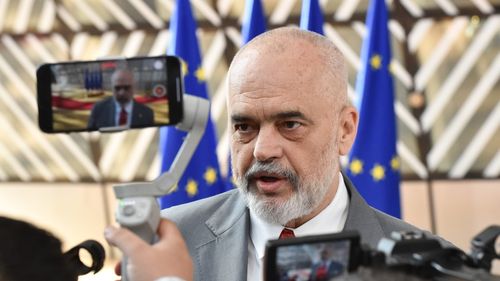 Poliția albaneză a folosit gaze lacrimogene și tunuri cu apă împotriva sute de protestatari ai opoziției care blocau drumurile