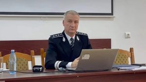 SURSE: Șeful IPJ Alba, Florin Dogaru, schimbat din funcție, după ce a fost inculpat de DNA pentru abuz în serviciu. Mai sunt vizați șefi din Poliție și oameni de afaceri într-un dosar de trafic de lemne