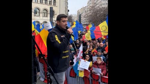 Manifestanții AUR adunați la Piața Universității din București au blocat traficul rutier / George Simion acuză jandarmeria că a „infiltrat” oameni violenți între protestatari