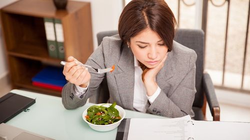 Cum te ajută mâncatul conștient să fii mai concentrat la birou / „Pentru o mai bună concentrare sunt utile alimente precum peștele oceanic gras, nucile și fructele de pădure”