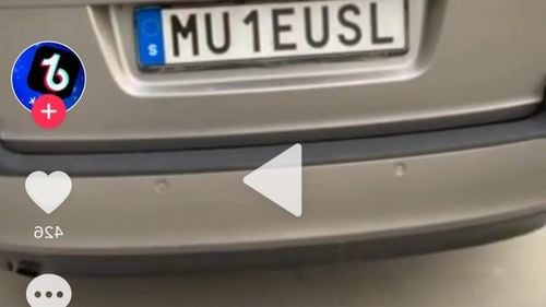 VIDEO Autorul plăcuței suedeze lovește din nou: M..E USL, plăcuța de înmatriculare dedicată lui Klaus Iohannis și Florin Cîțu/ ”Pentru dumneavoastră și întreg PNL care vă susține”