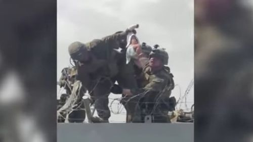 VIDEO Numeroşi copii pierduţi în haosul de la aeroportul din Kabul / O familie a luat în îngrijire un copil prins în sârma ghimpată