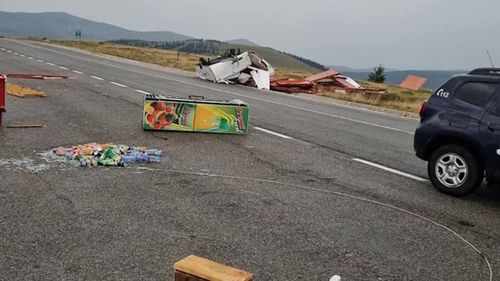 FOTO Cod roșu pe Transalpina. Furtuna a distrus chioșcurile și a aruncat frigiderele de răcoritoare pe șosea