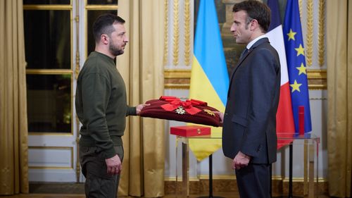 Macron le-a cerut companiilor din industria franceză de apărare să grăbească trecerea la "modul de economie de război", pentru a răspunde mai repede nevoilor Ucrainei în războiul cu Rusia