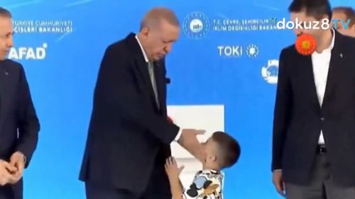 Preşedintele turc Erdogan, criticat pentru că a pălmuit un copil care a refuzat să-i sărute mâna