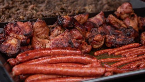 Preparatele din carne de porc riscă să dispară din pensiunile din Covasna, de Revelion: ”S-a scumpit foarte mult porcul viu, și dacă va rămâne așa, nu va mai intra în meniu”