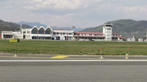 Parcarea maşinilor la aeroportul Maramureș, permisă doar cu taxă începând din luna august