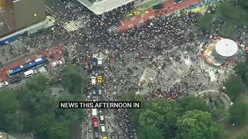 VIDEO Violență extremă în New York: o tombolă organizată de un influencer s-a transformat în revoltă anti-poliție