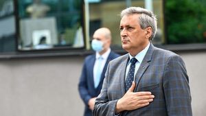 Universul.net: Va ajunge președintele SUA să gireze pentru Vela și Predoiu? / Traficul de persoane, problemă critică pentru România în relația cu SUA