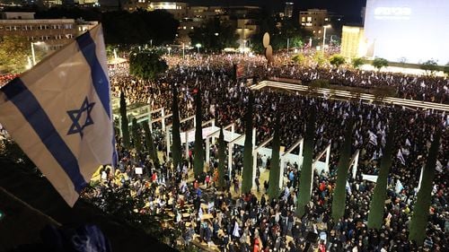 UPDATE Proteste masive au loc în Israel, manifestanții aprind focul pe șosele / Poliția încearcă să-i îndepărteze cu tunuri de apă / Tot segmentul economic din Israel intră în grevă luni, după ce șase ostatici au fost uciși de teroriștii Hamas