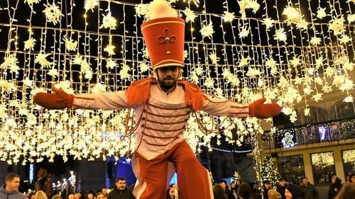 La Craiova începe amenajarea Târgului de Crăciun / Tema de anul acesta va fi „Spărgătorul de nuci” / Împodobirea centrului orașului va fi încheiată la 14 noiembrie, atunci când va avea loc inaugurarea oficială a târgului