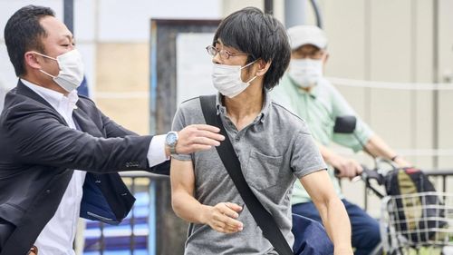 Asasinarea lui Shinzo Abe: Anchetatorii încearcă să determine personalitatea celui care l-a împuşcat / Suspectul a explicat că avea o ranchiună față de o anumită organizație, din care credea că face parte fostul prim-ministru