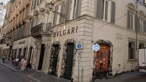 Jaf la un magazin Bulgari din Roma / Au dispărut bijuterii de peste jumătate de milion de euro / Hoții au spart un perete pentru a ajunge în magazin