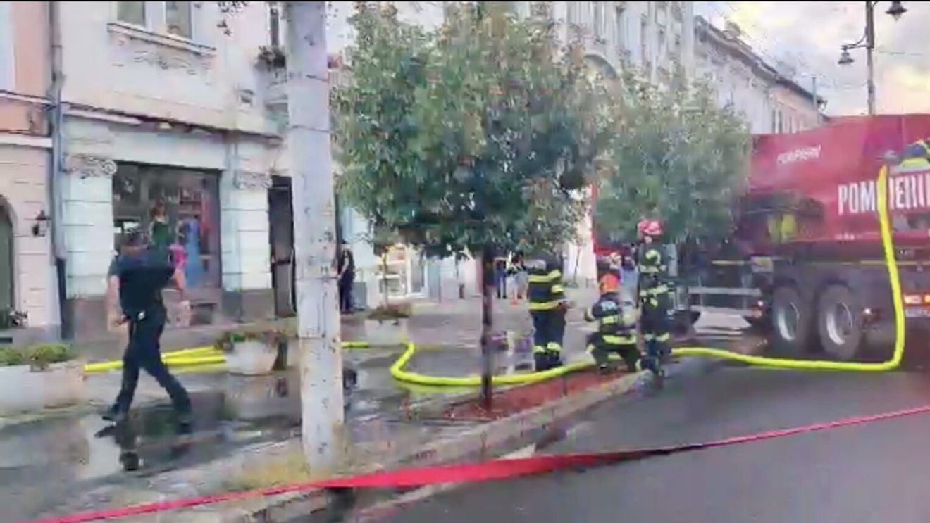 UPDATE Pompierii intervin cu mai multe autospeciale la un incendiu produs la un restaurant din Târgu Mureș, Piața Teatrului