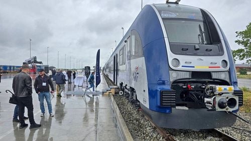 Primul tren electric fabricat pentru România de polonezii de la PESA a fost prezentat în premieră la Oradea