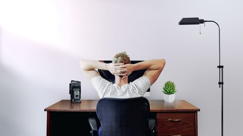 Persoanele care vor să afle dacă şi în ce mod sunt dependente sau afectate de muncă pot participa la o cercetare sociologică internaţională derulată de Universitatea din Oradea