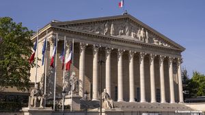 Amenințări cu moțiuni de cenzură împotriva unui viitor guvern al stângii în Franța, deși noul cabinet nu e format
