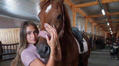 O elevă de 16 ani face performanță în dresaj și salvează animale. Sara are acasă, la Ploiești, o minigrădină zoologică