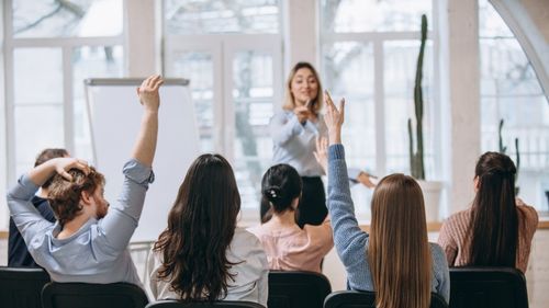 O italiancă de 49 de ani trebuie să dea înapoi statului un sfert de milion de euro / Terminase doar școala generală și a predat timp de 20 de ani engleza și germana la un liceu din Como