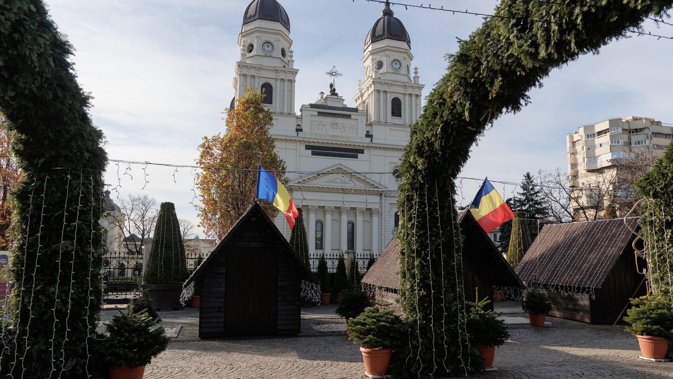 La Iași, iluminatul festiv al sărbătorilor de iarnă se aprinde de Ziua Națională / În premieră, în Piața Unirii se deschide și un patinoar