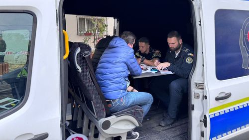 Brigada Rutieră a Capitalei a deschis un punct mobil de eliberare a autorizațiilor de reparație pentru mașinile avariate de explozia din blocul de pe strada Calea Rahovei / Actele sunt necesare pentru prezentarea autovehiculelor în unitățile service