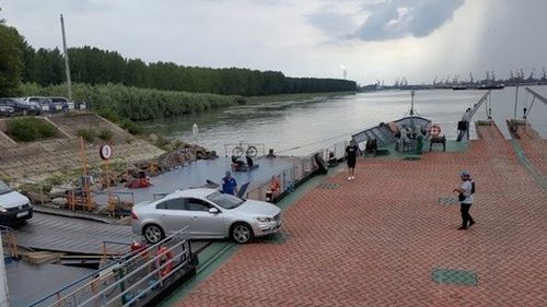 Un bac fluvial militar acţionează de astăzi la Galaţi / Nava are o capacitate totală de transport a autovehiculelor de 300 tone sau de 500 de persoane pe cursă