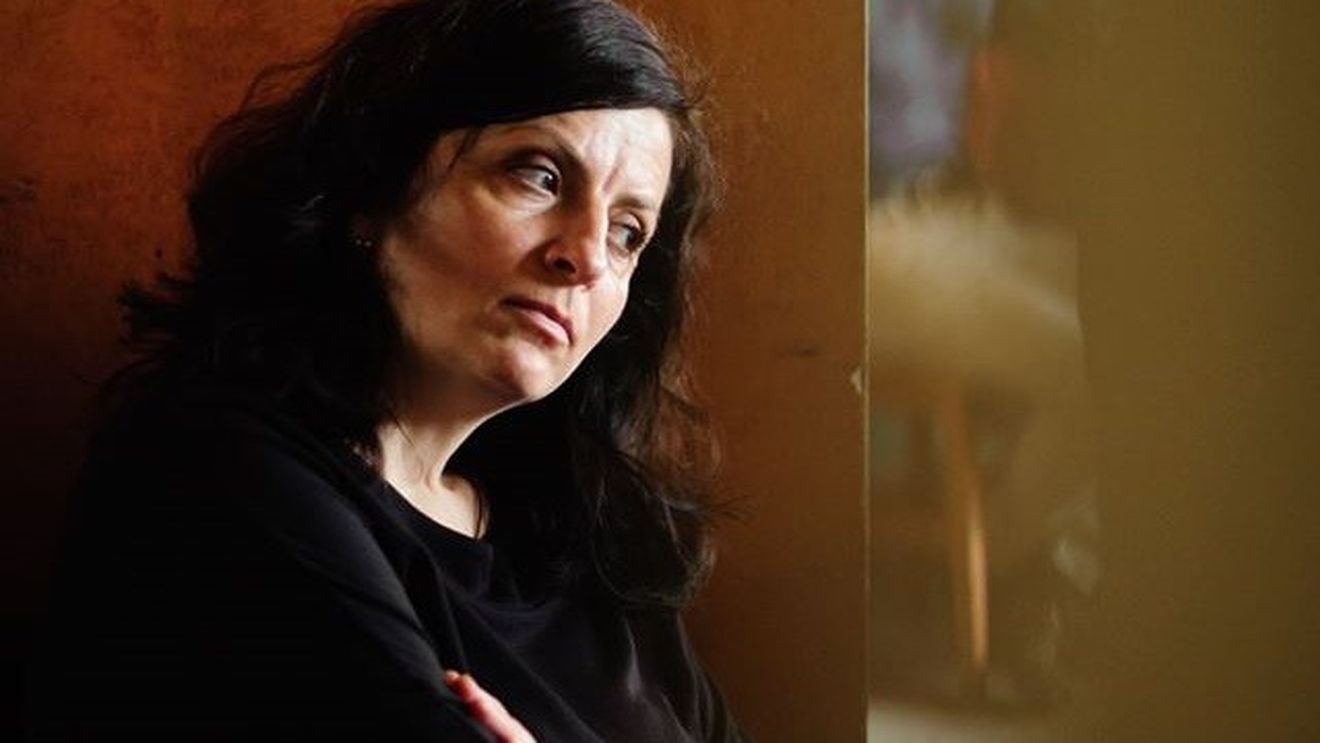 Cristina Lazurca, învățătoare: Tocitul comentariilor s-a împământenit din 1990 încoace, când niște autori și niște editori și-au dat seama că pot câștiga bani scutindu-i pe elevi de a citi operele din programă
