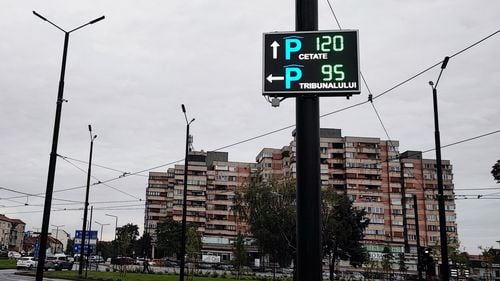 Numărul locurilor libere din parcările orădene este afişat în timp real pe indicatoare cu LED / Sistemul a costat 268.000 lei și a fost implementat de către Primăria Oradea