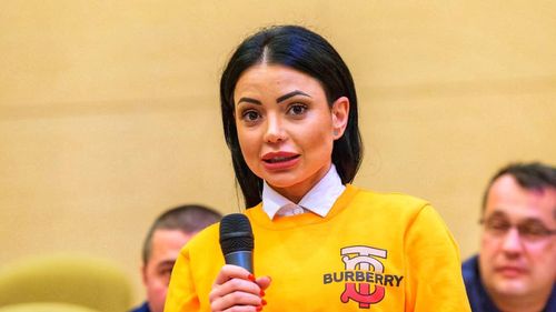 O tânără liberală condamnată penal, contract de 500.000 de lei pentru combinezoane cu Spitalul Suceava, pe o firmă fără activitate/ A câștigat și alte contracte de la instituții conduse numai de colegi de partid