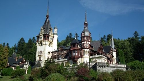Castelul Peleș se închide parțial pentru turiști din cauza unei avarii: nu există apă curentă, căldură și toalete funcționale / Se poate vizita doar expoziția de bază, de la parterul castelului / Castelul a fost promovat pe autobuze în Franța, Polonia și Italia