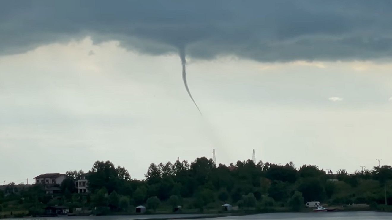 VIDEO Fenomen meteo rar întâlnit în România, filmat luni de părintele Francisc Doboș