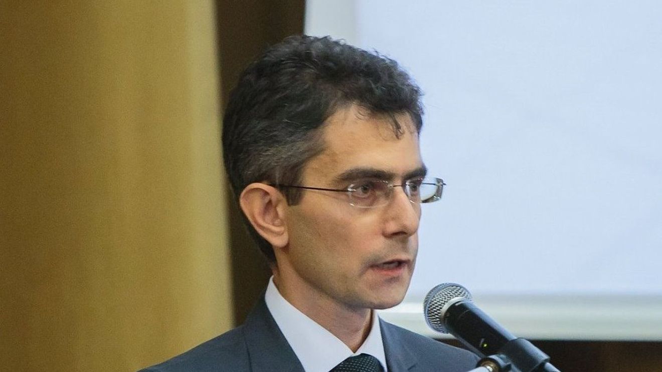 Subprefectul de Iași a demisionat din funcţie, după ce în presa locală au apărut fotografii în care apare în pat alături de o tânără care a fost angajată succesiv în mai multe instituţii
