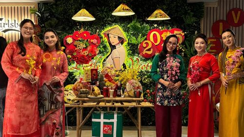 Cum sărbătoresc asiaticii din Timișoara Anul Nou Chinezesc: Facem o petrecere cu mâncare, cu băutură. Vietnamezii obișnuieșc să facă karaoke / Petrecere și în famila primarului Dominic Fritz