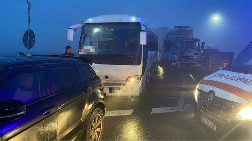 Bacău: Doi pasageri dintr-un microbuz de transport persoane, răniți în urma coliziunii cu un tir și un autoturism