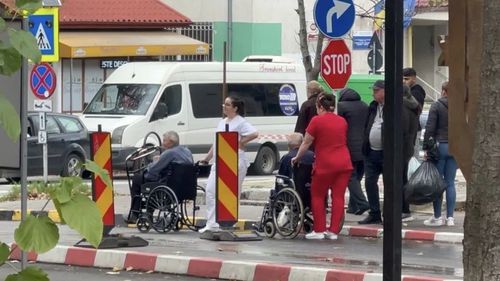 Pacienți externați în stradă, la Botoșani, după închiderea parcării spitalului județean / Manager: ”Sperăm ca până la finele lui decembrie să putem redeschide, cel puţin o parte din parcare”