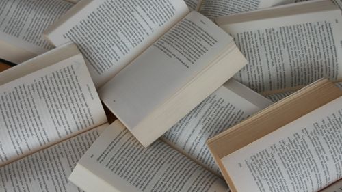 Șapte cărți nou nouțe de luat cu tine înainte să pleci în vacanță: De la jurnale de călătorie la ficțiune istorică și romane de debut